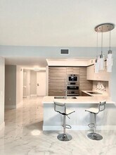 330 Sunny Isles Blvd, Unit 5-703 in Sunny Isles Beach, FL - Foto de edificio - Building Photo