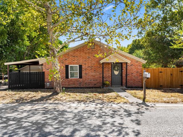 901 S Lane St in Decatur, TX - Building Photo