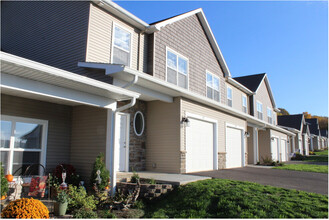 Keuka Shores Rental Townhomes in Penn Yan, NY - Building Photo - Building Photo