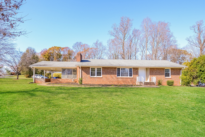 4900 Leinbach Dr in Winston-Salem, NC - Foto de edificio