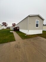 143 Smokey Hill River Ct in Adrian, MI - Building Photo