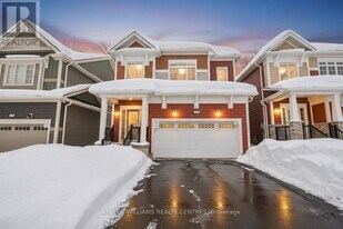 125 McEachern Ln in Gravenhurst, ON - Building Photo