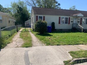 9324 Phillip Ave, Unit 9324 in Norfolk, VA - Building Photo - Building Photo