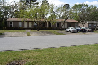 Creeks Edge in Fayetteville, NC - Building Photo - Building Photo