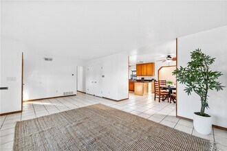 6682 Alexandria Dr in Huntington Beach, CA - Foto de edificio - Building Photo