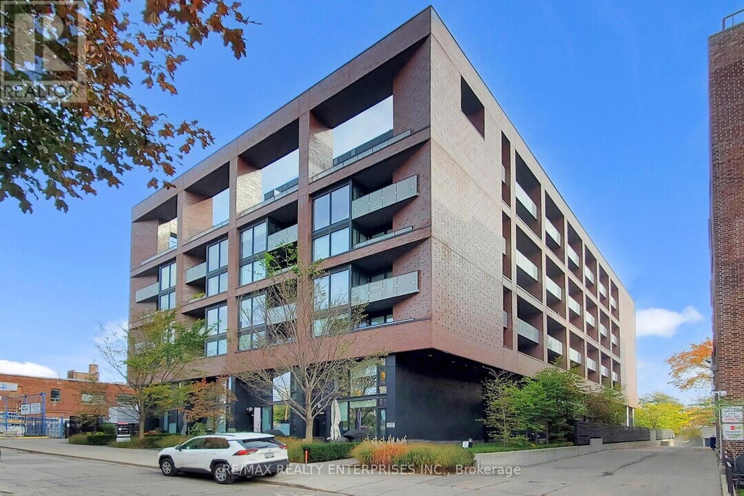 383 Sorauren Ave in Toronto, ON - Building Photo