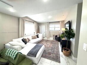 11020 SW 42nd Terrace in Miami, FL - Building Photo - Building Photo