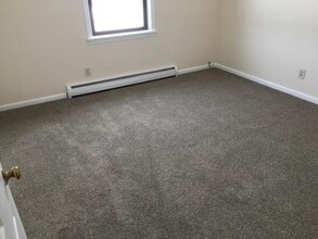 1374 Bucksport Rd, Unit 1 in Ellsworth, ME - Foto de edificio - Building Photo