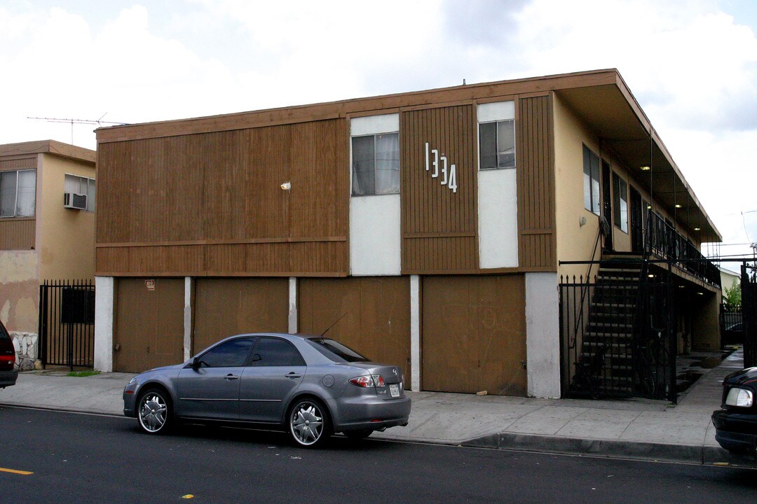 1334 Walnut Ave in Long Beach, CA - Building Photo