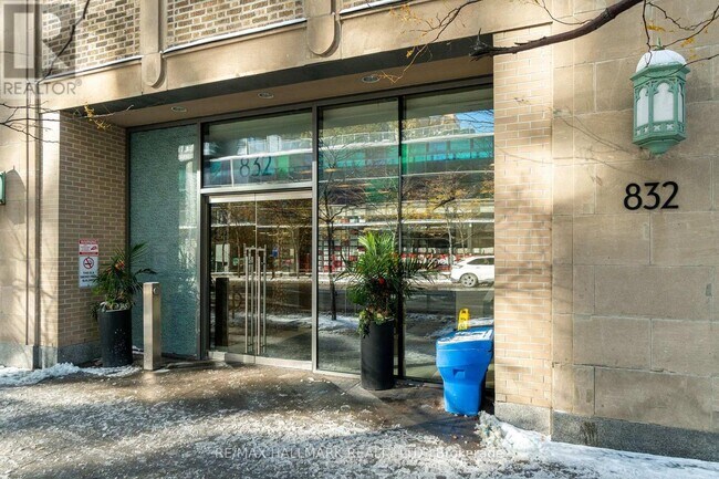 832-2832 Bay St. in Toronto, ON - Building Photo - Building Photo