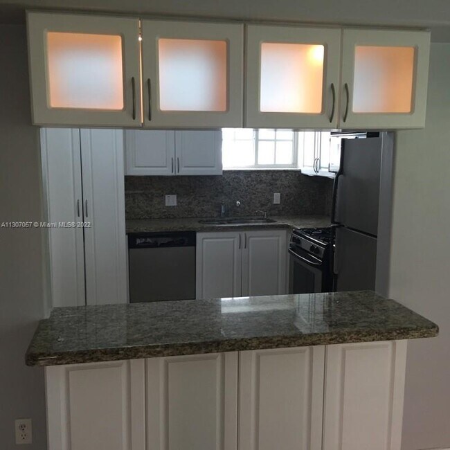 1135 92nd St-Unit -104 in Bay Harbor Islands, FL - Building Photo - Building Photo