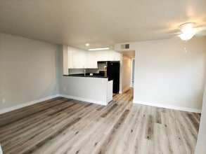 Parkway Village in Escondido, CA - Building Photo - Building Photo