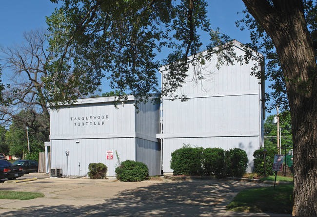 Tanglewood in Topeka, KS - Foto de edificio - Building Photo