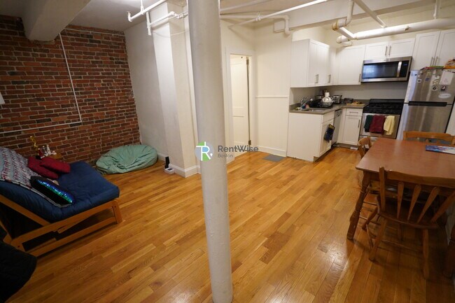 1298 Commonwealth Ave, Unit A in Boston, MA - Building Photo - Building Photo