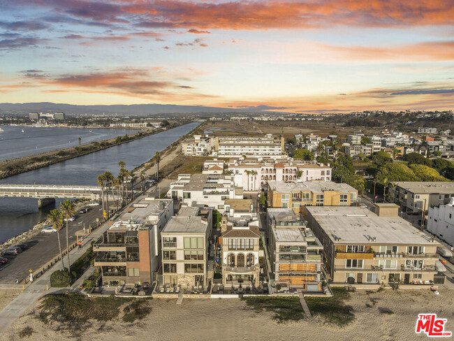 6209 Ocean Front Walk in Los Angeles, CA - Building Photo - Building Photo