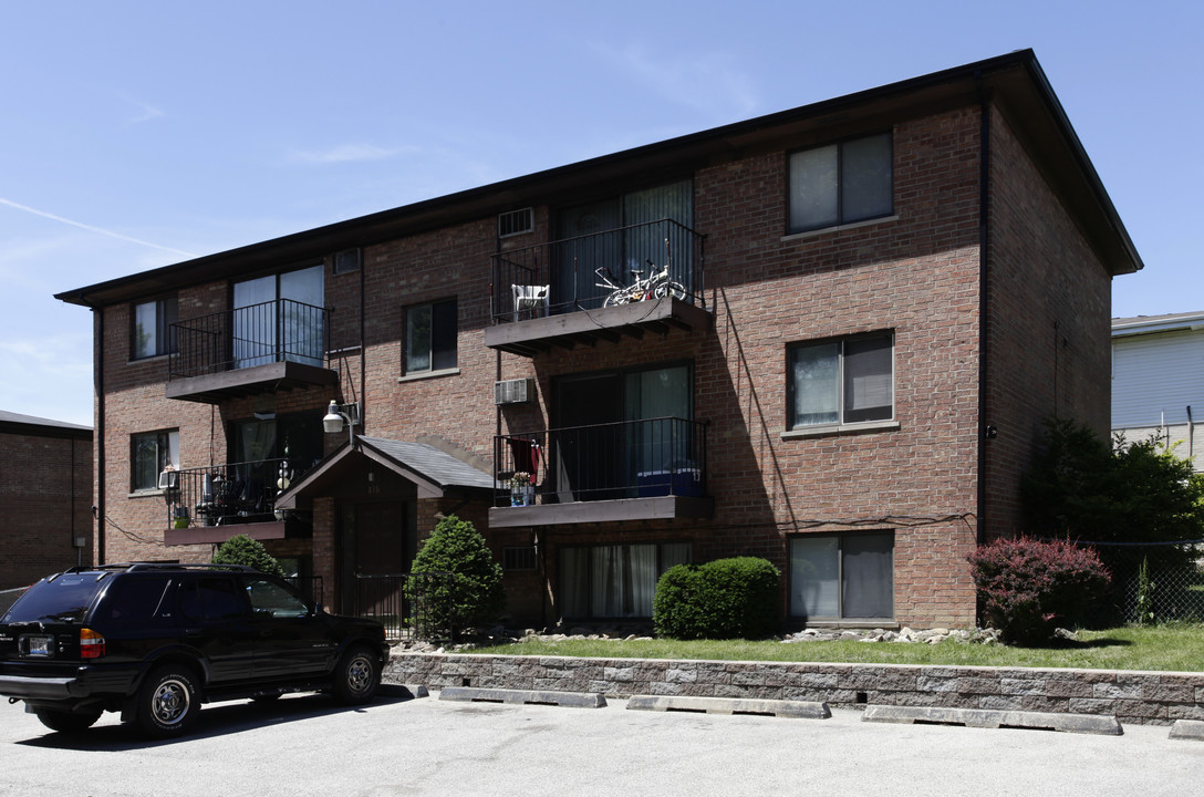 Perry Apartments in Mundelein, IL - Building Photo