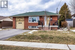 708 Newman Crescent in Whitby, ON - Building Photo