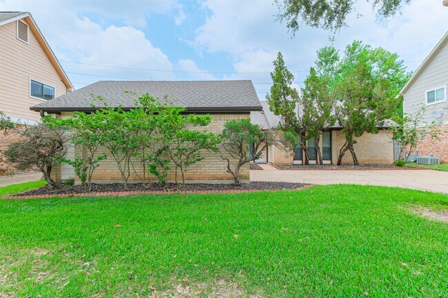 2815 Arrowhead Dr in Sugar Land, TX - Building Photo - Building Photo