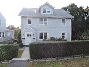 10 Highland Rd, Unit Lower in Greenwich, CT - Foto de edificio - Building Photo