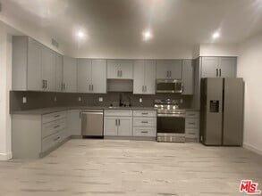 10453 Etiwanda Ave in Los Angeles, CA - Building Photo - Building Photo