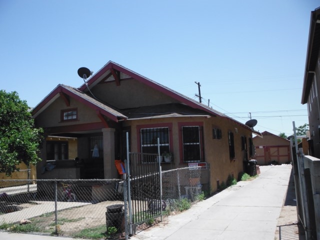 924 W 54th St in Los Angeles, CA - Building Photo