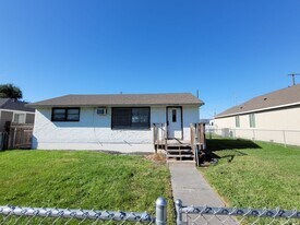 1008 W Kristine St in Moses Lake, WA - Building Photo