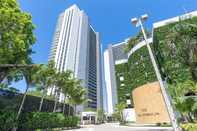 16385 Biscayne Blvd, Unit 904 in Aventura, FL - Building Photo - Building Photo