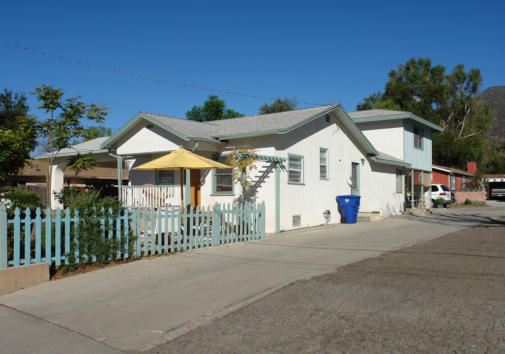 502 E Oak St in Ojai, CA - Foto de edificio