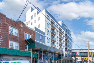 Sunnyside Square in Woodside, NY - Foto de edificio - Building Photo