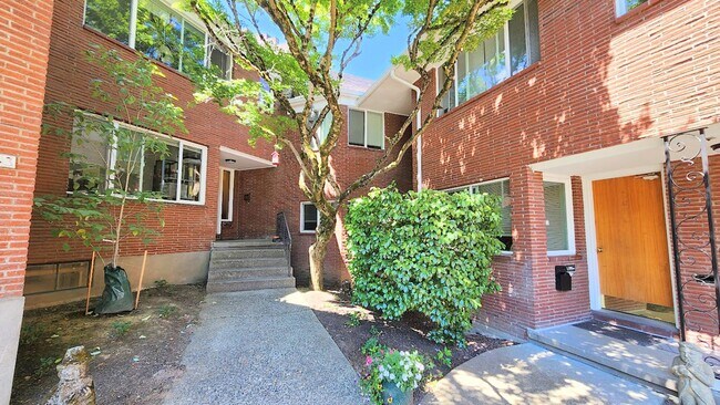 2343 SW Cedar St in Portland, OR - Building Photo - Building Photo