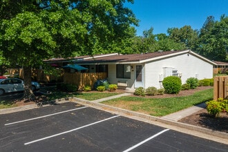Amber Ridge Apartments ~ Boutique Cottage Style Living Meets Hassle Free Leasing in Richmond, VA - Foto de edificio - Building Photo