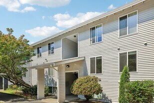 4177 W Lake Sammamish Pkwy SE in Bellevue, WA - Building Photo