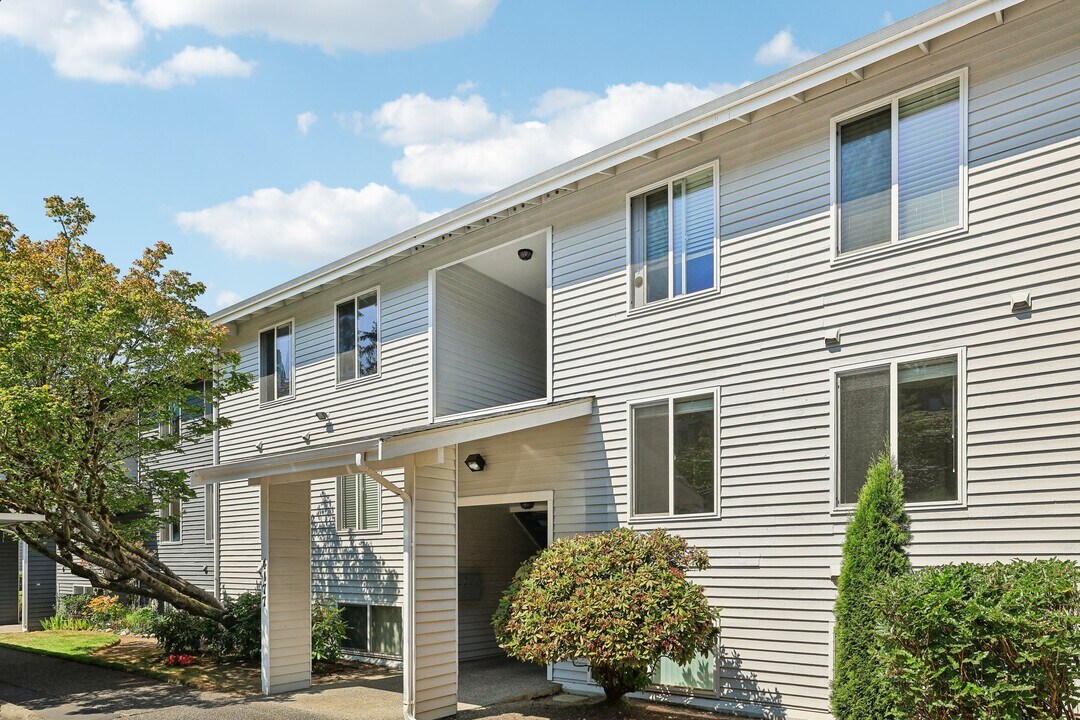 4177 W Lake Sammamish Pkwy SE in Bellevue, WA - Building Photo