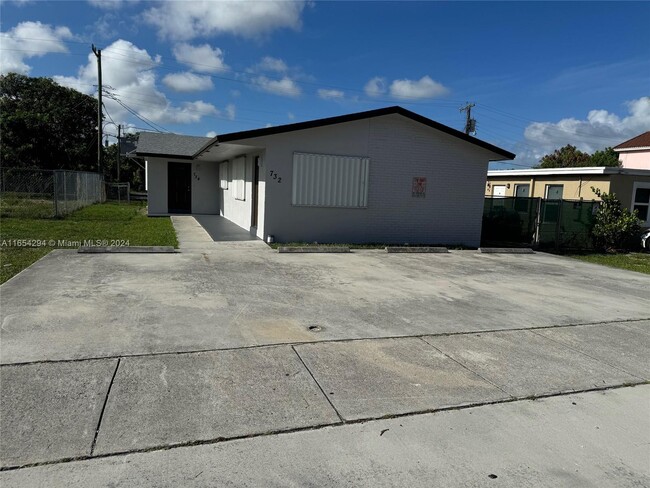 734 SW 6th St in Dania Beach, FL - Building Photo - Building Photo