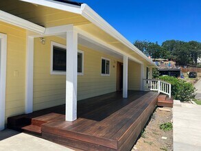 593 Oak Knoll Dr in Ashland, OR - Building Photo - Building Photo