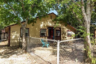 1312 Pine St in Georgetown, TX - Building Photo