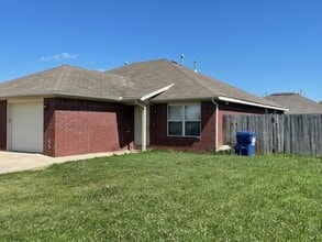 427 E Marietta Ct in Rogers, AR - Building Photo - Building Photo