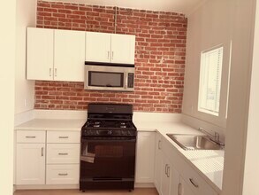 7424 1/2 Sunset Blvd, Unit 7424 Sunset , upstairs in Los Angeles, CA - Building Photo - Building Photo