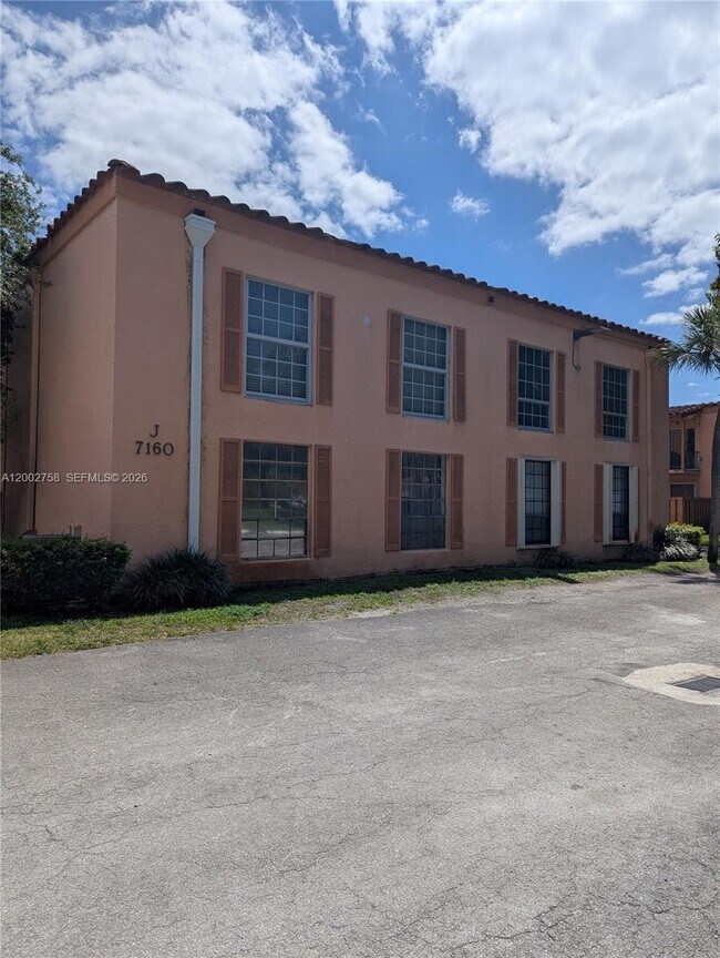 7160 Fairway Dr in Hialeah, FL - Building Photo - Building Photo