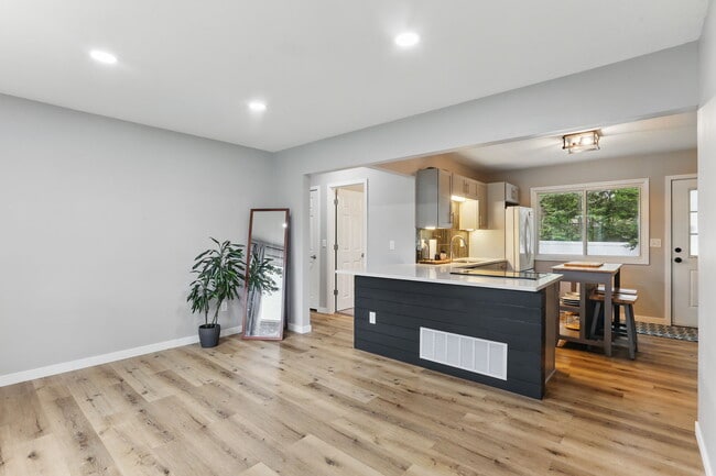 2514 Woodlynn Ave in Maplewood, MN - Foto de edificio - Building Photo