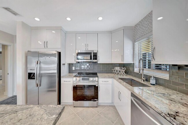 2811 NE 51st St, Unit 16 in Fort Lauderdale, FL - Building Photo - Building Photo