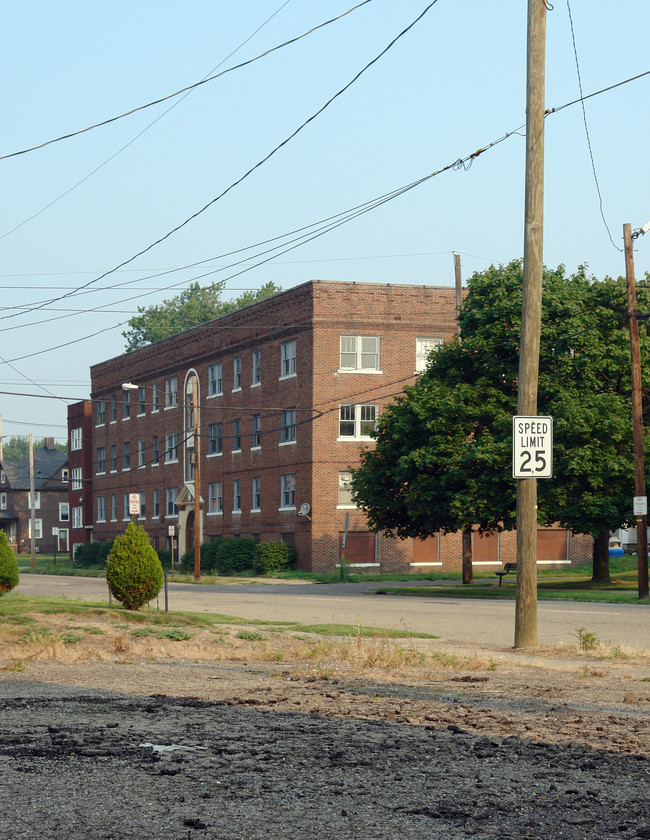 705 6th St NW in Canton, OH - Foto de edificio - Building Photo