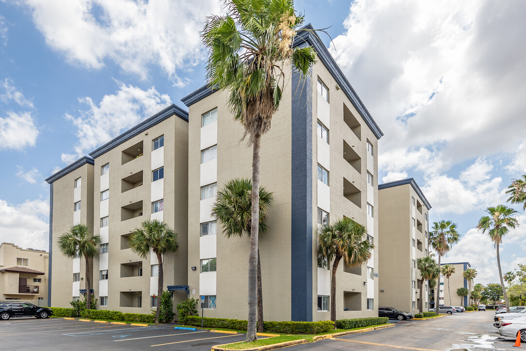 El Tesoro Apartments in Hialeah, FL - Building Photo