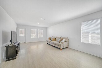 100 Burt Rainey Ln in Jarrell, TX - Building Photo - Building Photo