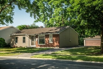 1028 Valley Stream Dr in Wheeling, IL - Building Photo - Building Photo