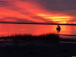 56 Far Pond Rd in Southampton, NY - Building Photo - Building Photo