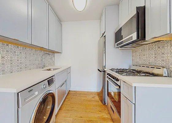 169 W 228th St in New York, NY - Building Photo