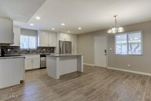 1527 W Huntington Dr in Tempe, AZ - Building Photo