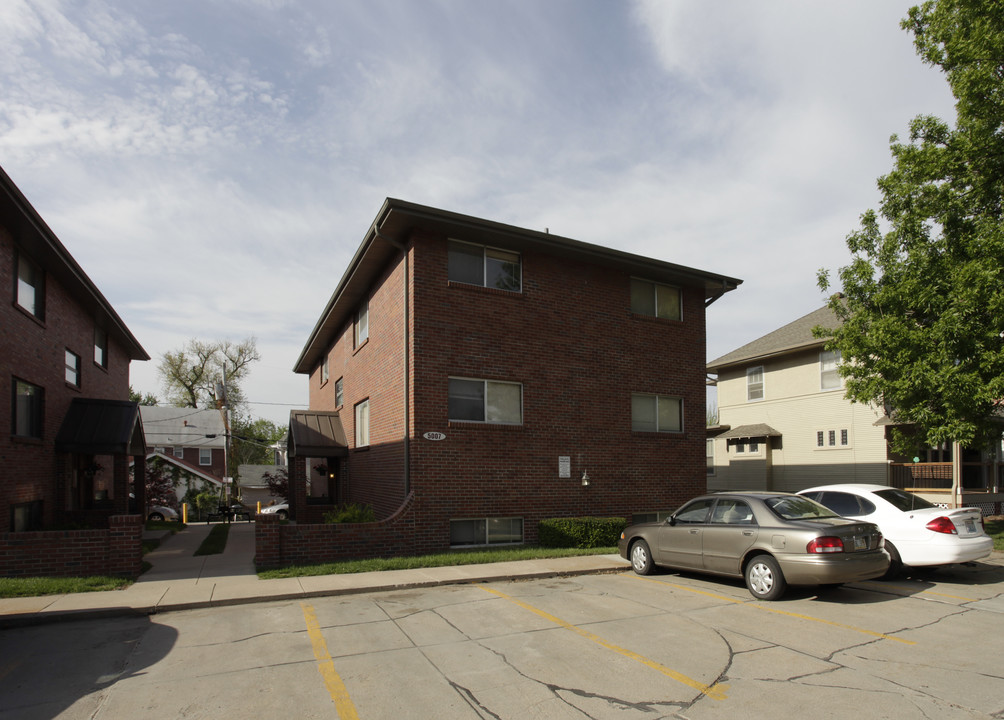 California Court Apartments in Omaha, NE - Building Photo