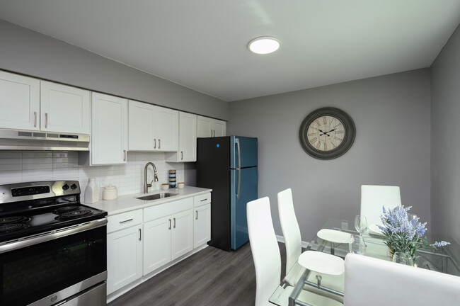 Lavana Falls Apartments in Levittown, PA - Building Photo - Interior Photo